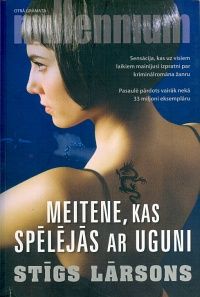 Meitene, kas spēlējās ar uguni