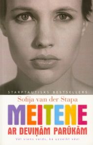 Meitene ar deviņām parūkām