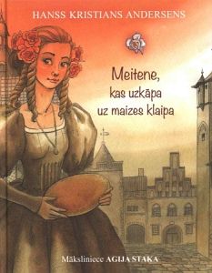 Meitene, kas uzkāpa uz maizes klaipa