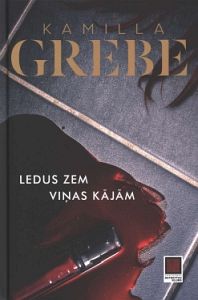 Ledus zem viņas kājām