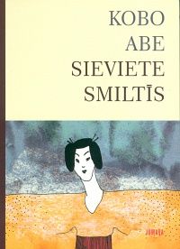 Sieviete smiltīs