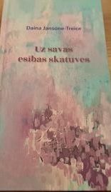Uz savas esības skatuves