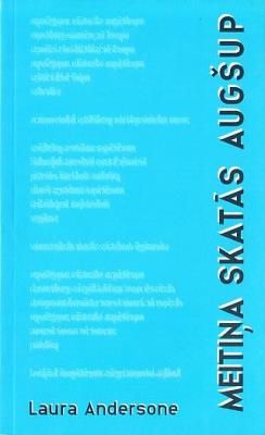 Meitiņa skatās augšup