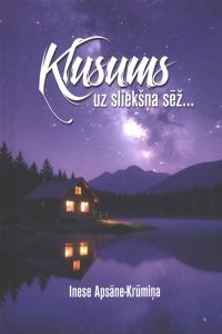 Klusums uz sliekšņa sēž...