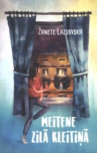 Meitene zilā kleitiņā