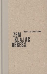Zem klajas debess