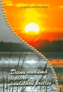 Dienu audumā iepītas saulstaru krelles