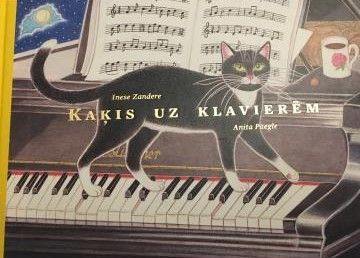 Kaķis uz klavierēm