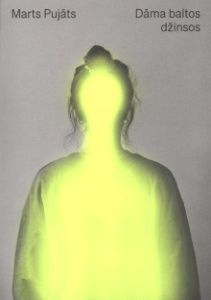 Dāma baltos džinsos