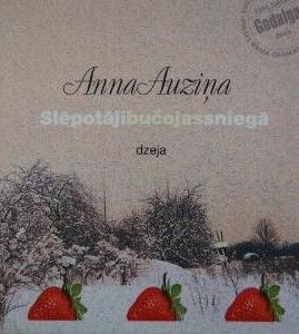 Slēpotāji bučojas sniegā