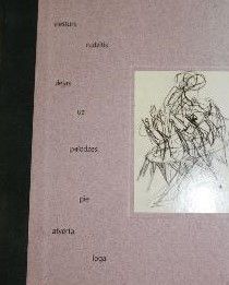 Dejas uz palodzes pie atvērta loga