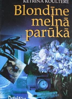 Blondīne melnā parūkā