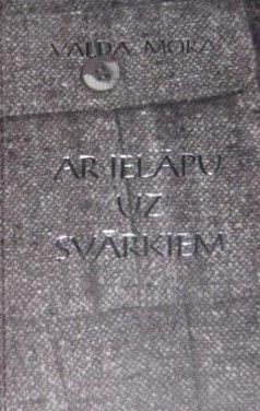 Ar ielāpu uz svārkiem