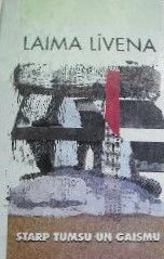 Starp tumsu un gaismu