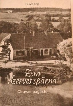 Zem dzērves spārna
