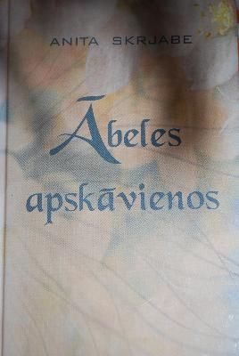 Ābeles apskāvienos