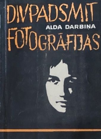 Divpadsmit fotogrāfijas