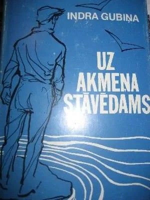 Uz akmeņa stāvēdams