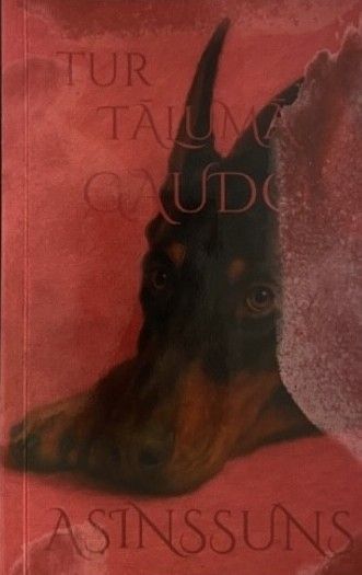 Tur, tālumā, gaudo asinssuns