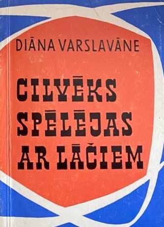 Cilvēks spēlējas ar lāčiem