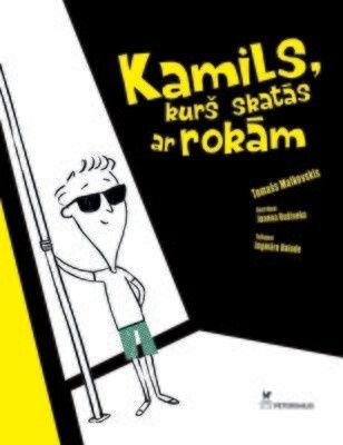 Kamils, kurš skatās ar rokām