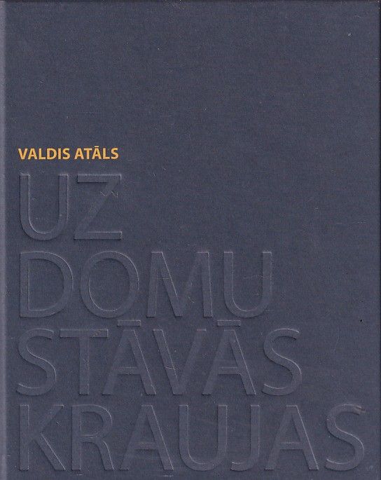 Uz domu stāvās kraujas