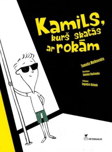 Kamils, kurš skatās ar rokām