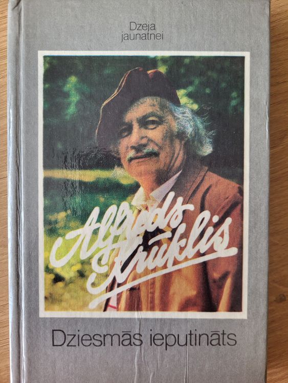 Dziesmās ieputināts