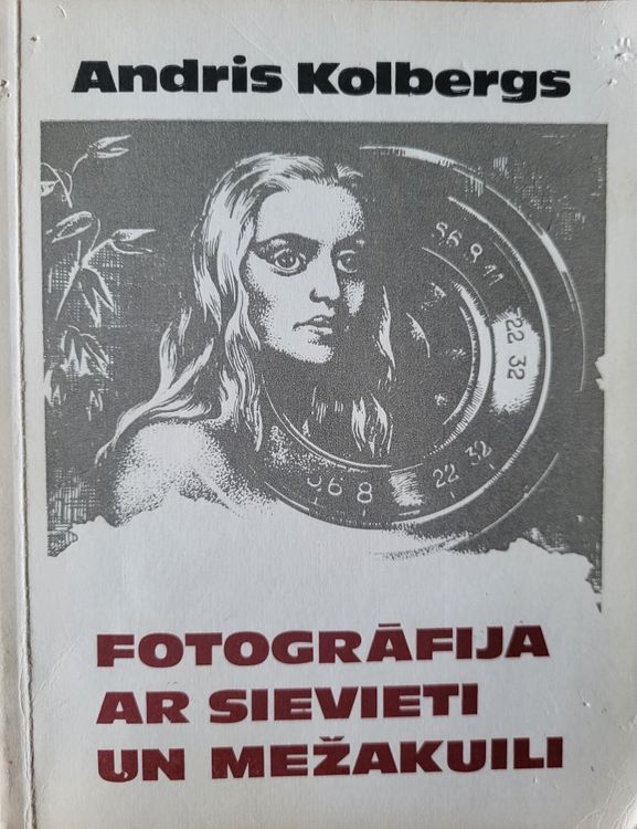 Fotogrāfija ar sievieti un mežakuili