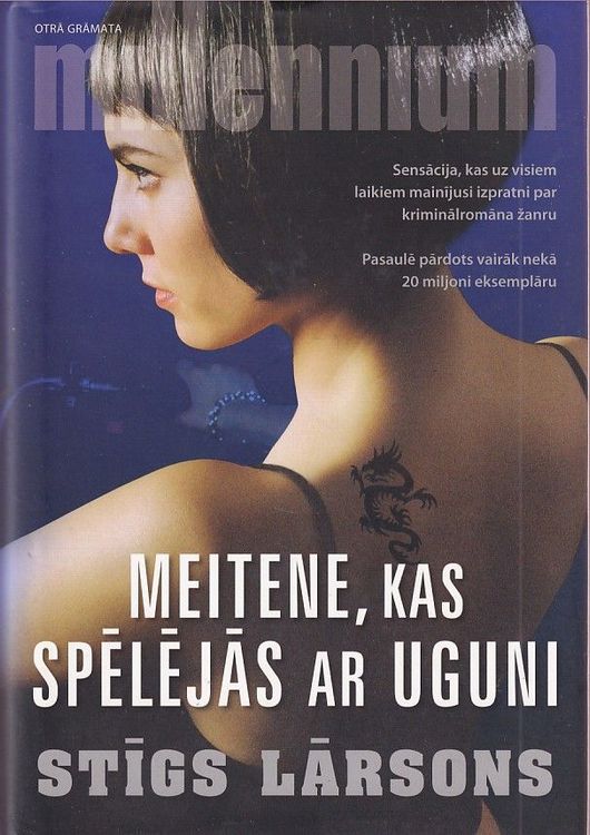 Meitene, kas spēlējās ar uguni