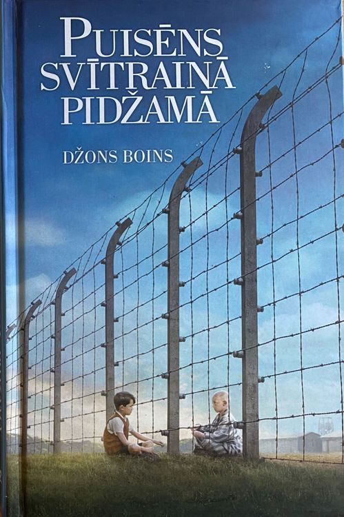 Puisēns svītrainā pidžamā