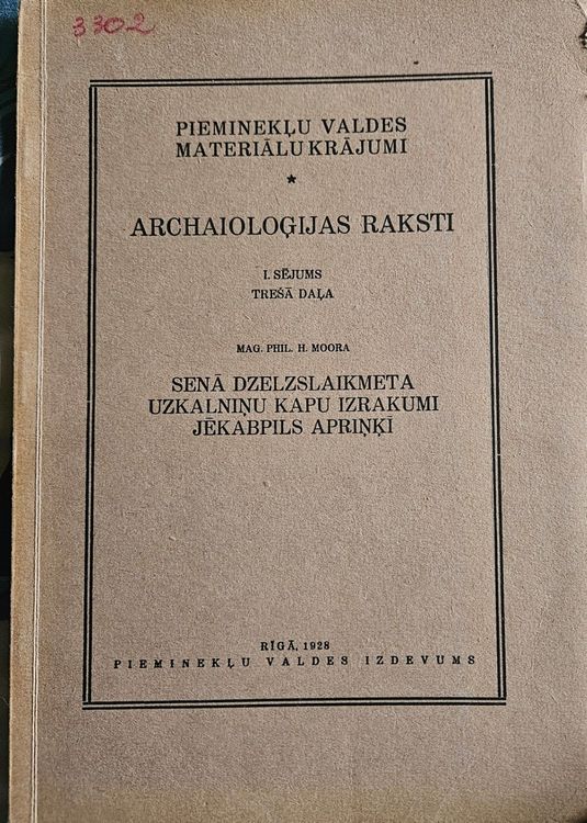 Archaioloģijas raksti . Senā dzelzslaikmeta uzkalniņu kapu izrakumi Jēkabpils apriņķi.