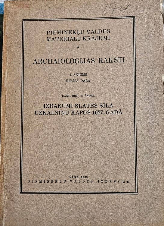 Archaioloģijas raksti.Izrakumi Slates sila uzkalniņa kapos.1927.gadā