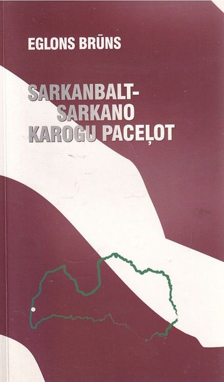 Sarkanbaltsarkano karogu paceļot