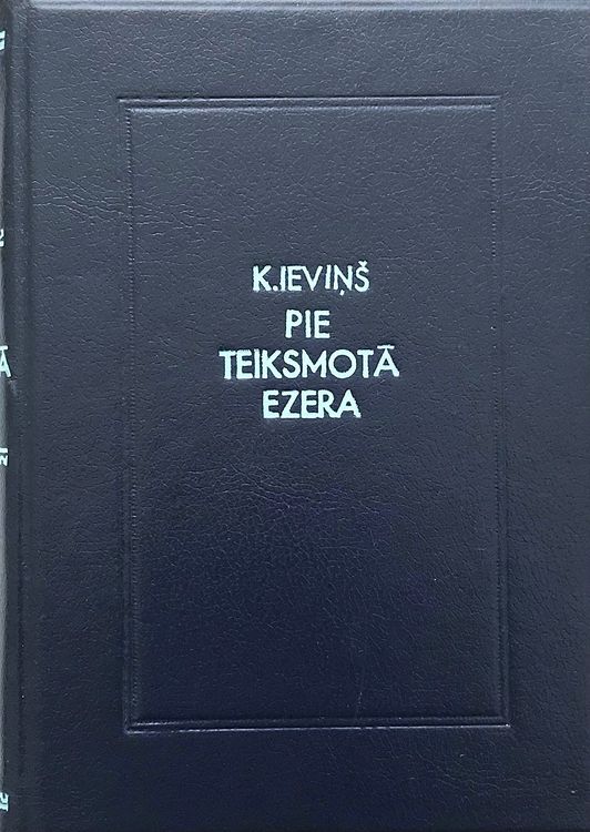 Pie teiksmotā ezera