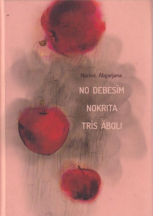 No debesīm nokrita trīs āboli