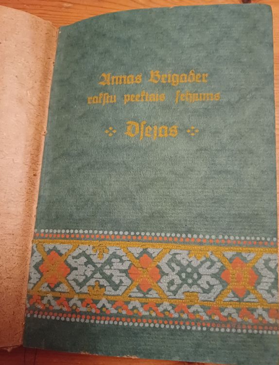 Annas Brigader rakstu piektais sējums.Dzejas