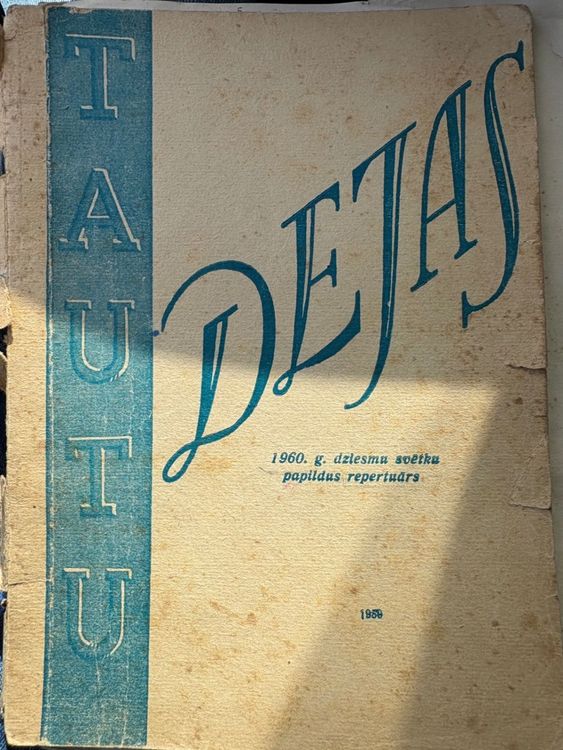 Tautu dejas