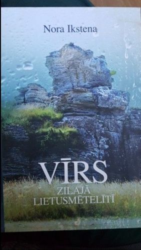 Vīrs zilajā lietusmētelītī