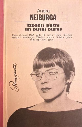 Izbāzti putni un putni būros