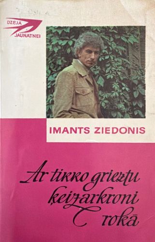 Ar tikko grieztu ķeizarkroni rokā