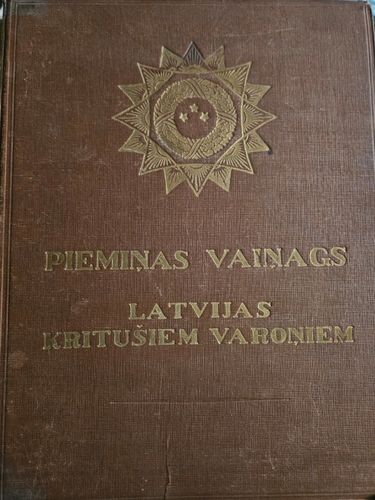 Piemiņas vainags Latvijax kritušiem varoņiem.