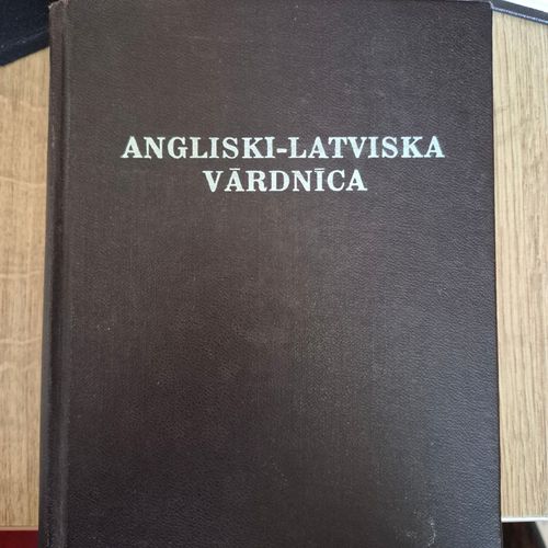 Angliski-latviska vārdnīca