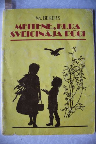 Meitene,kura sveicināja pūci.