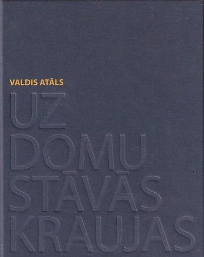 Uz domu stāvās kraujas