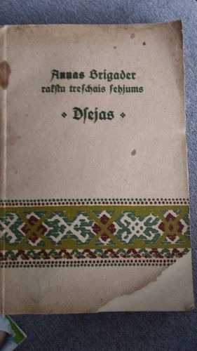 Annas Brigader rakstu trešais sējums Dzejas