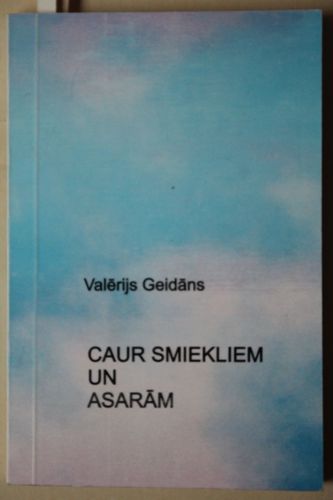 Caur smiekliem un asarām